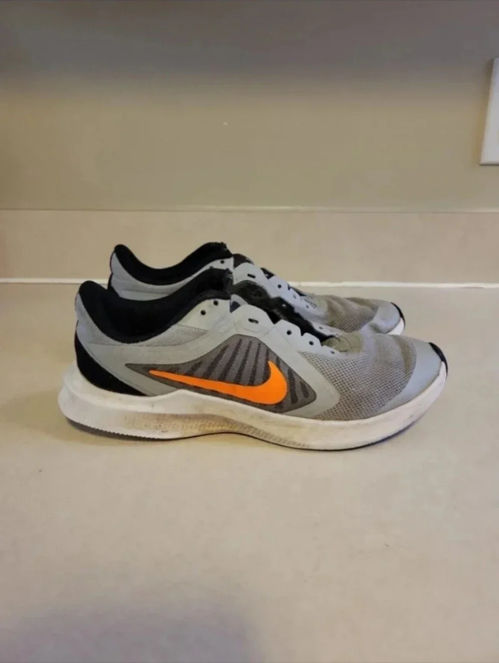 Sz. 3.5Y Nike Downshifter 10 Running Shoes